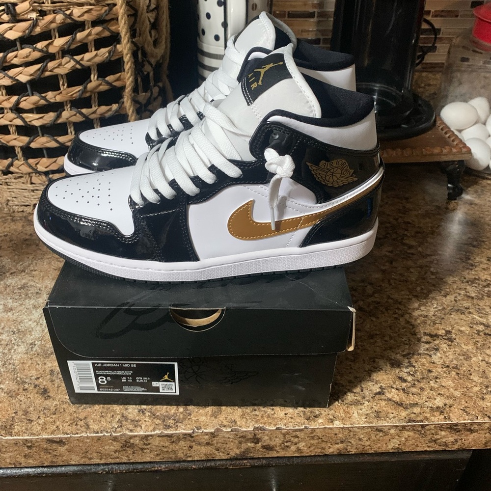 Air Jordan mid se pattent  leather
